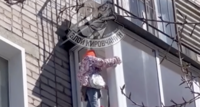В Кирове спасали девочку, которая оказалась на карнизе балкона четвертого этажа