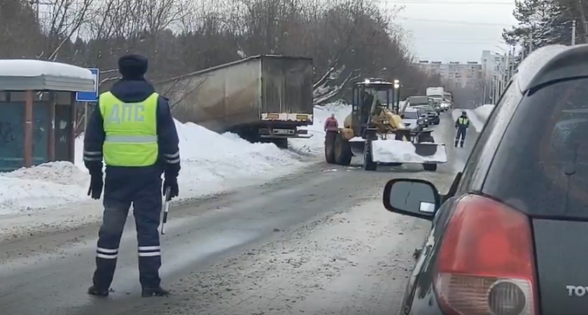 В Чепецком районе забуксовавшую фуру вытаскивали снегоуборочной техникой