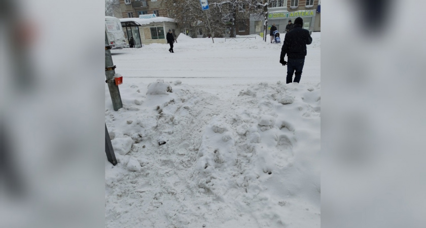 "Поднимала из сугроба плачущую бабушку": чепчане жалуются властям на заваленные снегом дороги