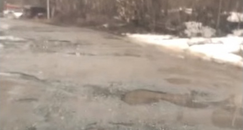 “Туда даже таксисты не ездят”: в Чепецке дорога на улице Революции сошла вместе со снегом
