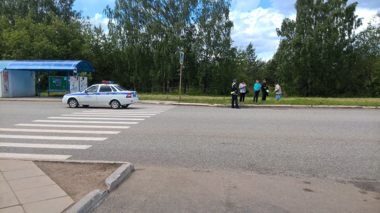В Чепецке полицейские оцепили участок у остановки в 8 микрорайоне
