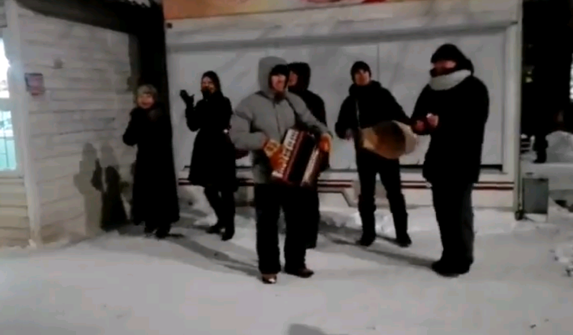 В Чепецке на улице люди пели и раздавали религиозные буклеты