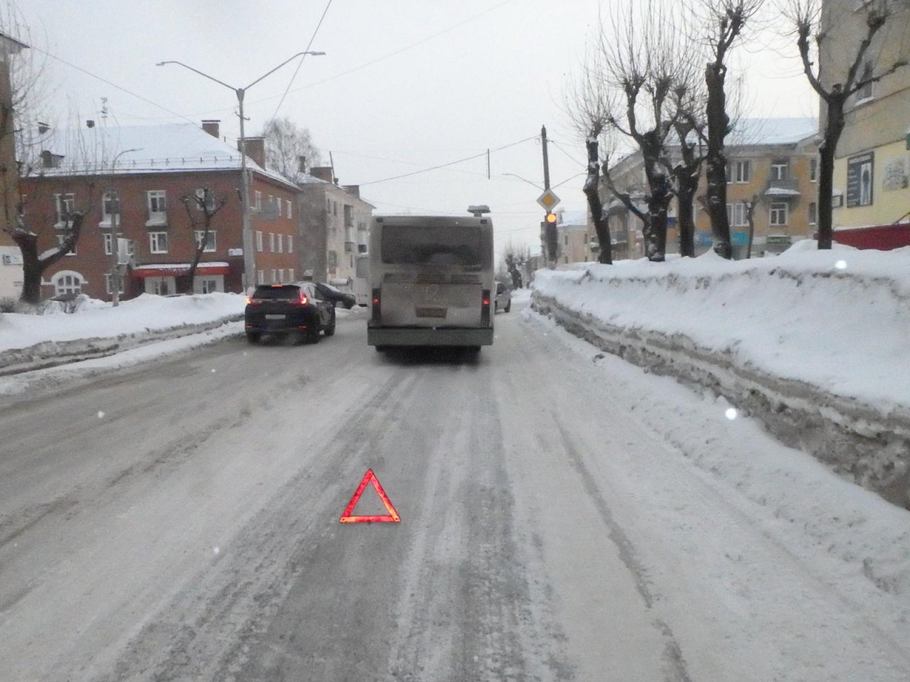 В Чепецке водитель автобуса не учел метеоусловия и въехал в иномарку