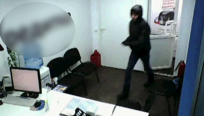 В Чепецке вооруженный мужчина ограбил центр микрофинансирования