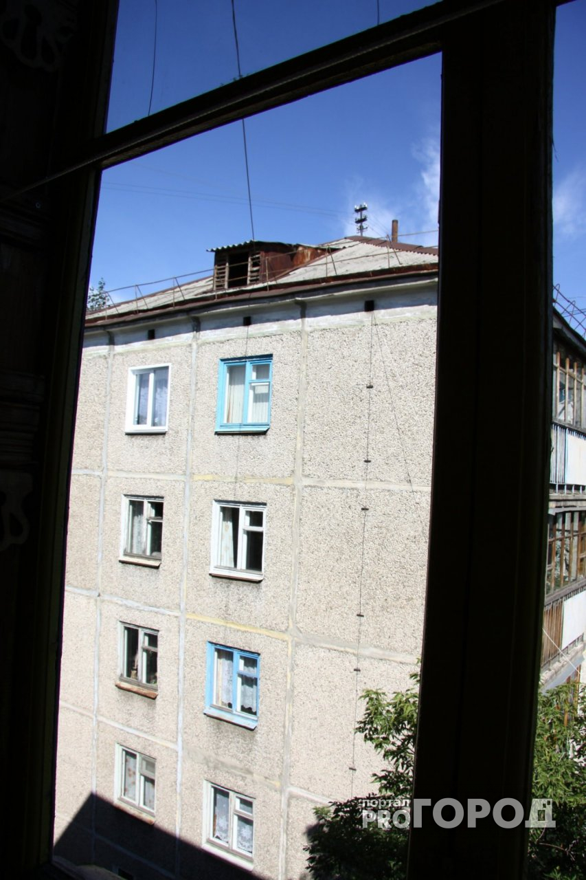 В Кировской области из окна пятого этажа выпала 3-летняя девочка