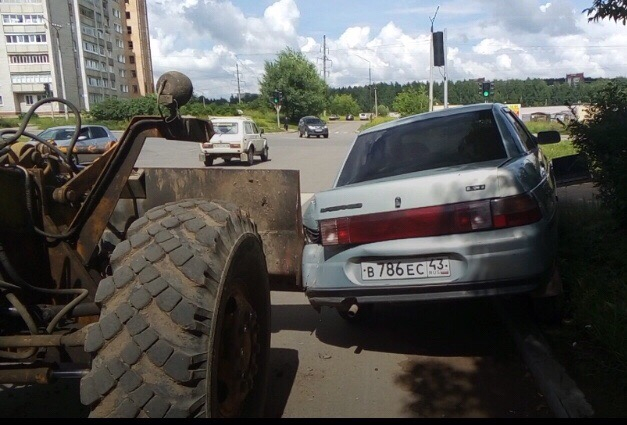 В Чепецке трактор влетел в ВАЗ: легковушка снесла светофор