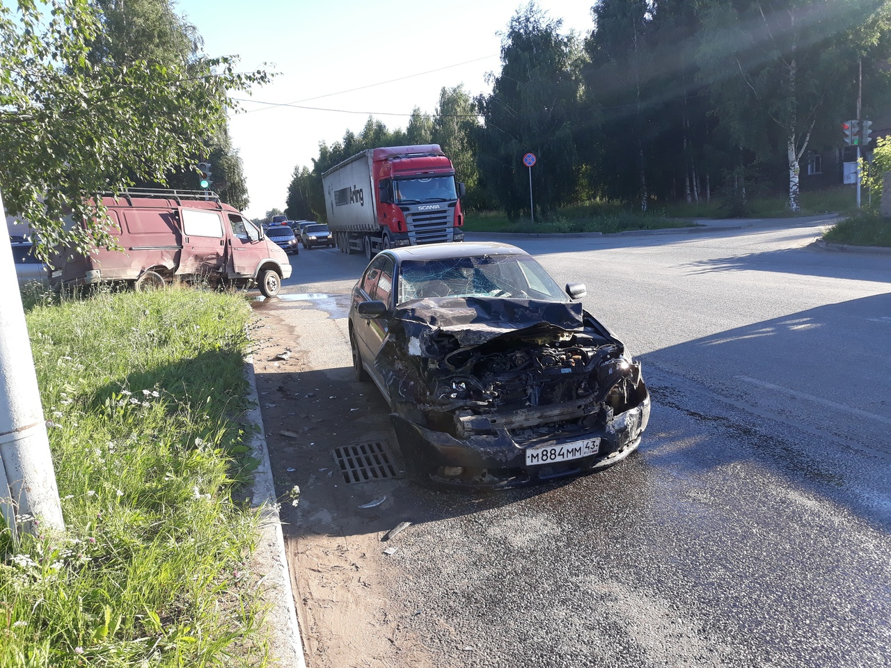 В Чепецке столкнулись «Газель» и Subaru: у водителей возникли разногласия