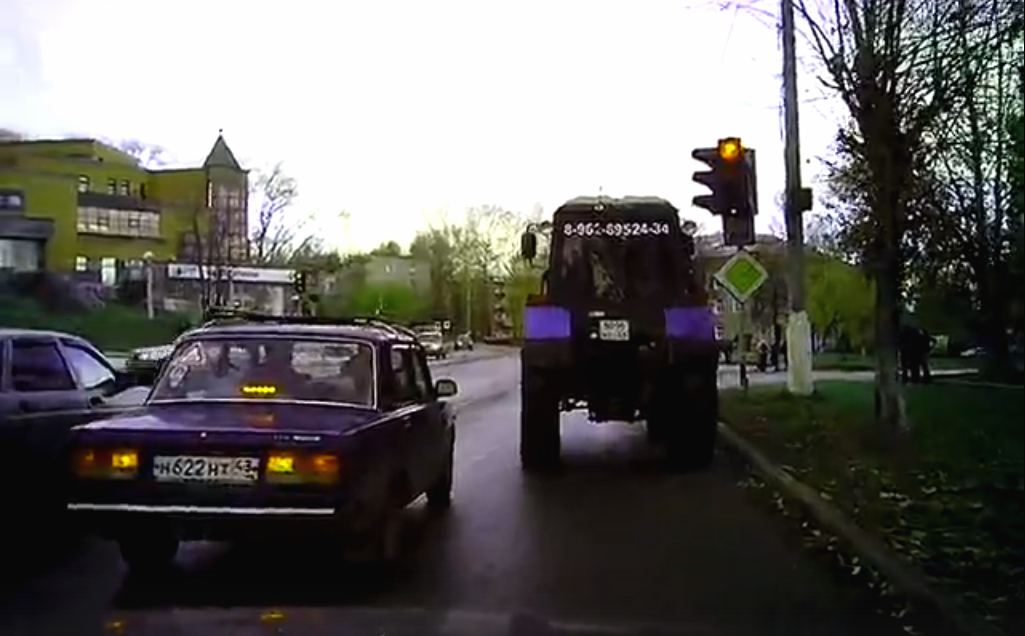 Бешеный трактор, "модные" меховые жилетки и дикари в автобусах: подборка жалоб от чепчан
