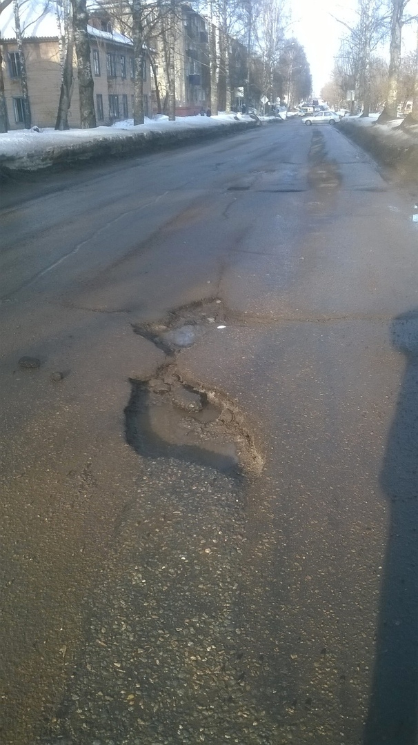 "Чуть не вылетел в сугроб из-за ямы": чепчанин пожаловался на состояние дорог в городе