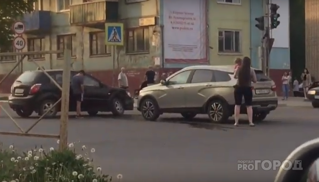 Видео: в Чепецке столкнулись две легковушки, в обеих машинах ехали дети