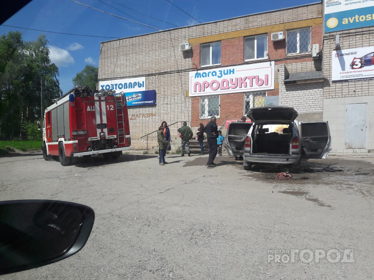 В Кирово-Чепецке вспыхнула иномарка, пока ее владелец был в магазине