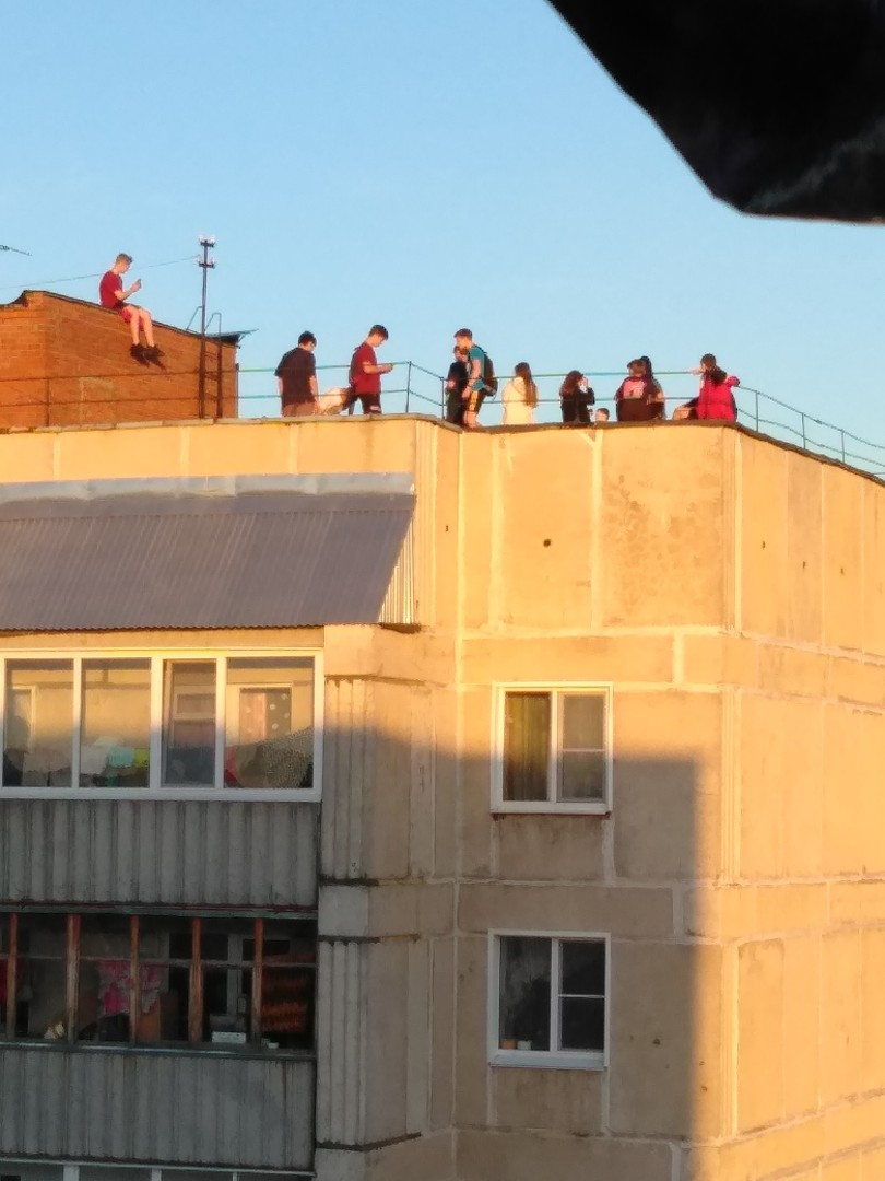 В Кирово-Чепецке больше 10 школьников забрались на крышу высотки