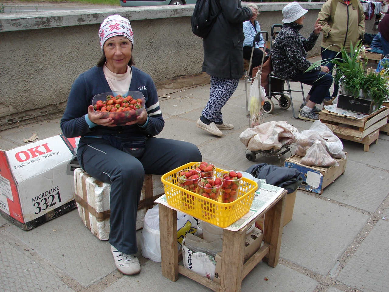 "Муж выращивает, я везу на рынок»: продавец клубники об особенностях ягодного сезона