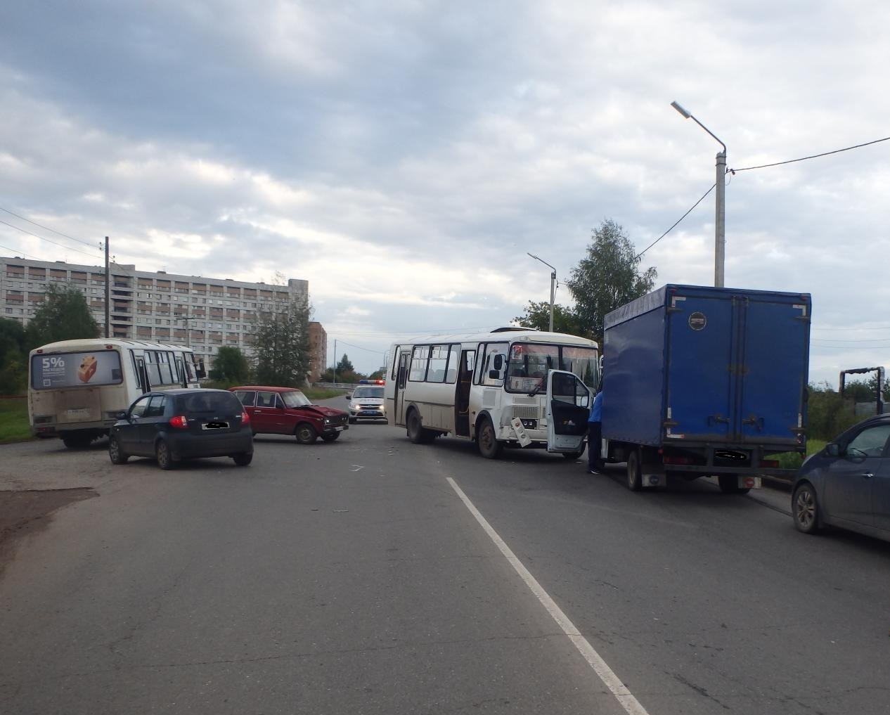 Видео: из-за массового ДТП на въезде в Чепецк образовалась километровая пробка