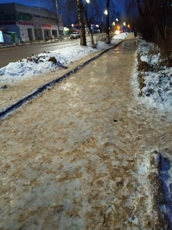 Фото дня: обледенелый тротуар в Чепецке ведет прямиком в больницу