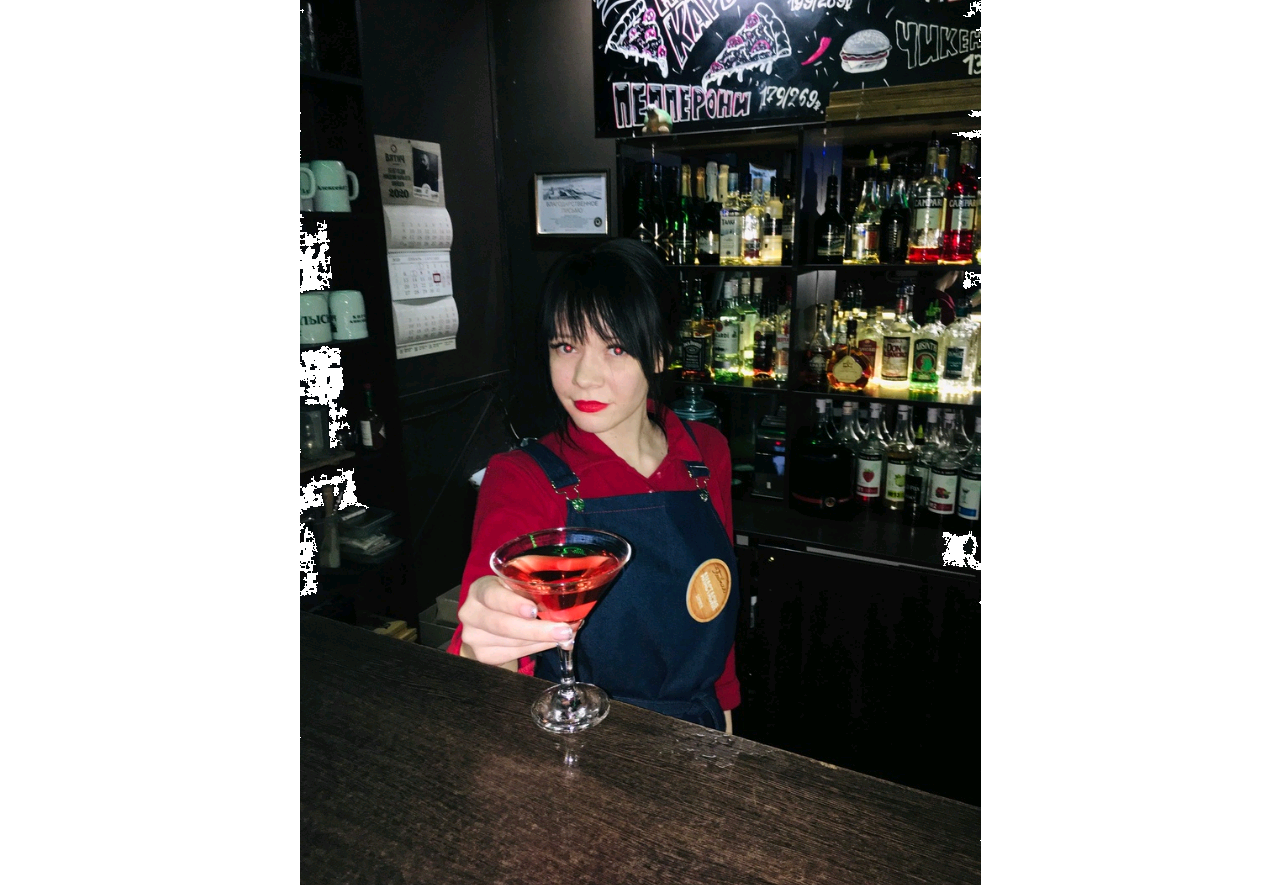 "Люди нуждаются в улыбке": кирово-чепецкий бармен рассказала о своей работе