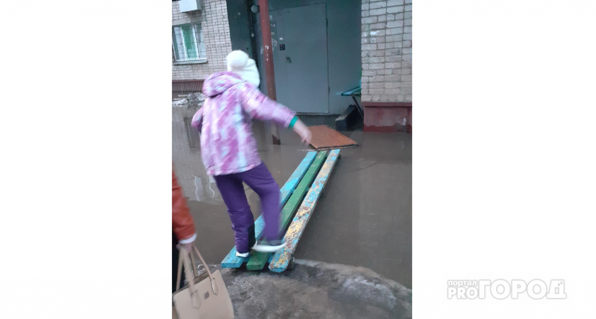 "Выживаем, как можем": жильцы дома на Ленина сломали скамейку, чтобы сделать проход к подъезду