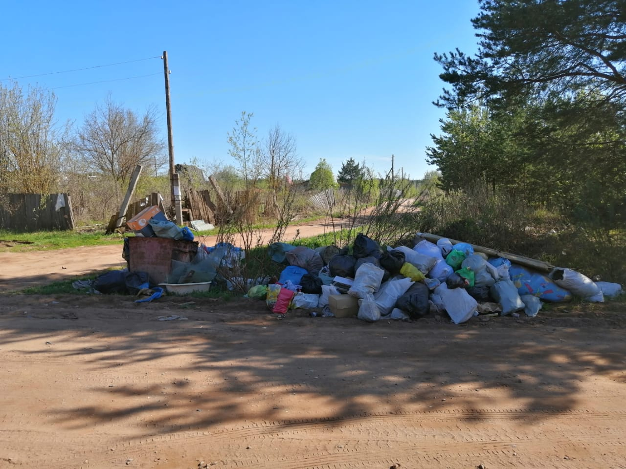 «Отходы вывозят раз в месяц, оставляя горы мусора: жители Чепецкого района жалуются на подрядчиков