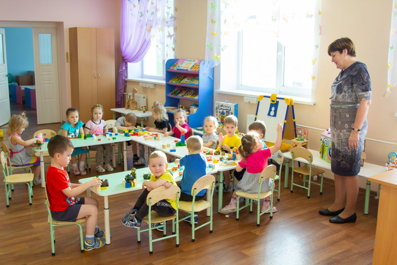 В Кировской области снимают ограничения на работу детских садов и магазинов