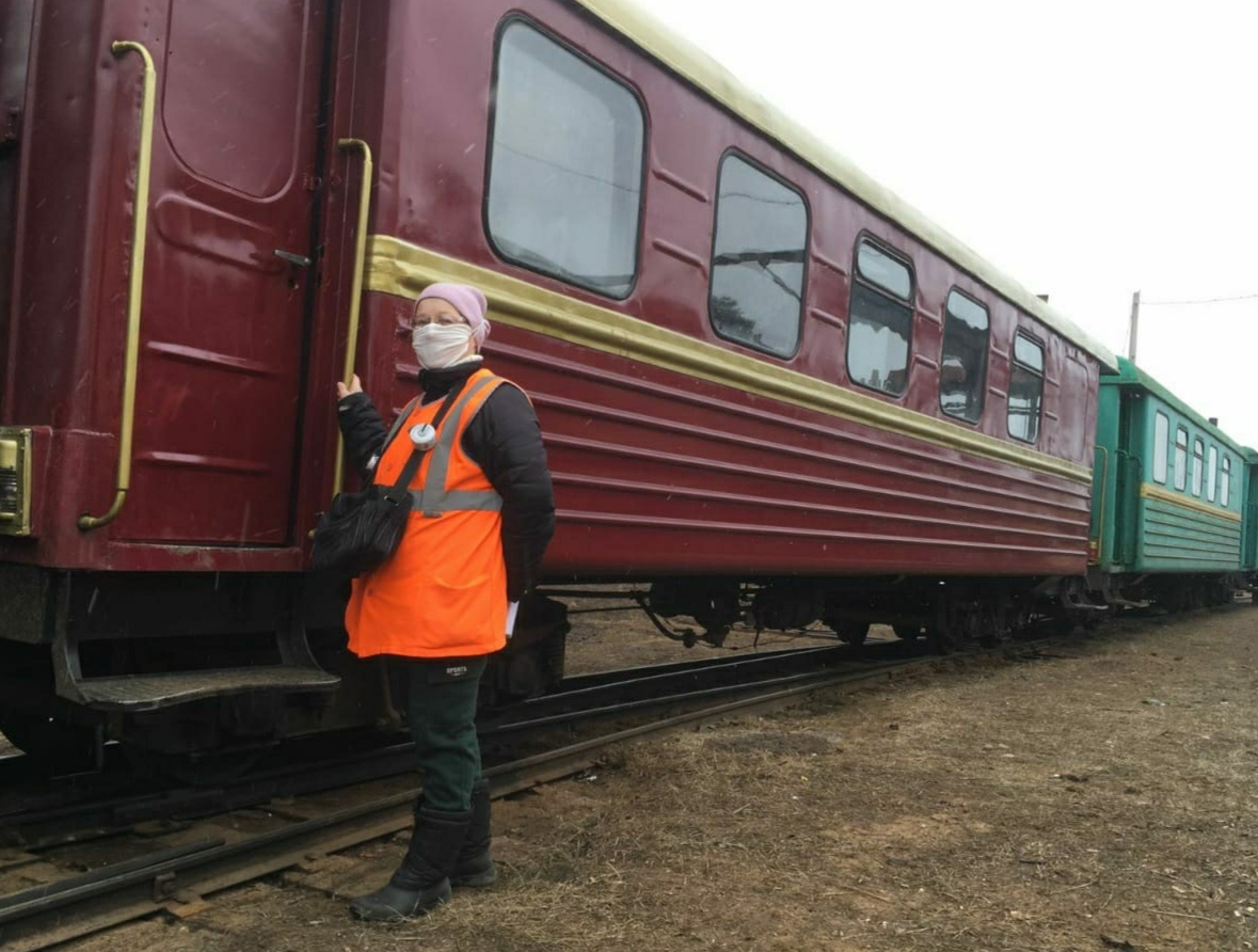 «На наш новый вагон приходят просто посмотреть»: интервью с проводницей поезда Каринской УЖД