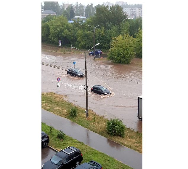 Воды по колено: Кирово-Чепецк не справился с последствиями сильного дождя
