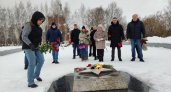 "Как же не прийти и не поклониться": в Чепецке прошло возложение цветов 23 февраля