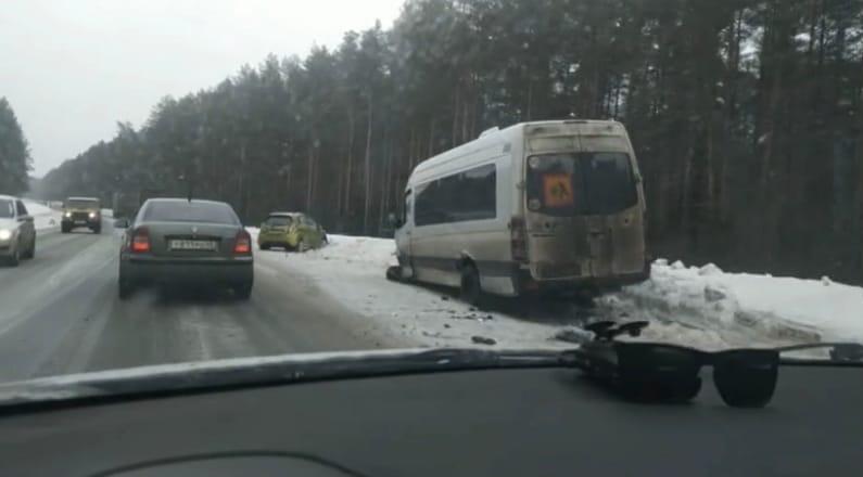 Под Кирово-Чепецком произошло массовое ДТП с тремя иномарками: есть пострадавшая 