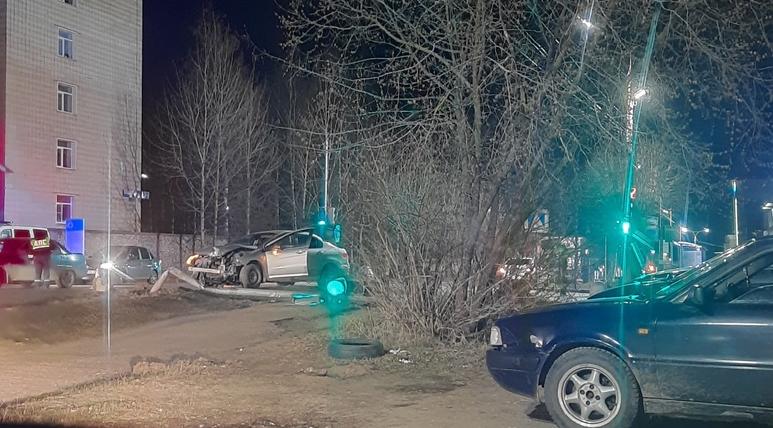 В Чепецке женщина на Peugeot сбила светофор: появились подробности ДТП