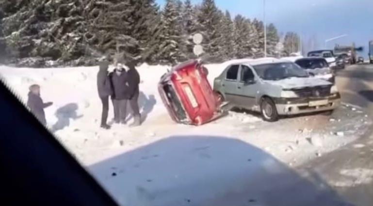 В Кирово-Чепецком районе женщина не справилась с управлением: автомобиль перевернулся