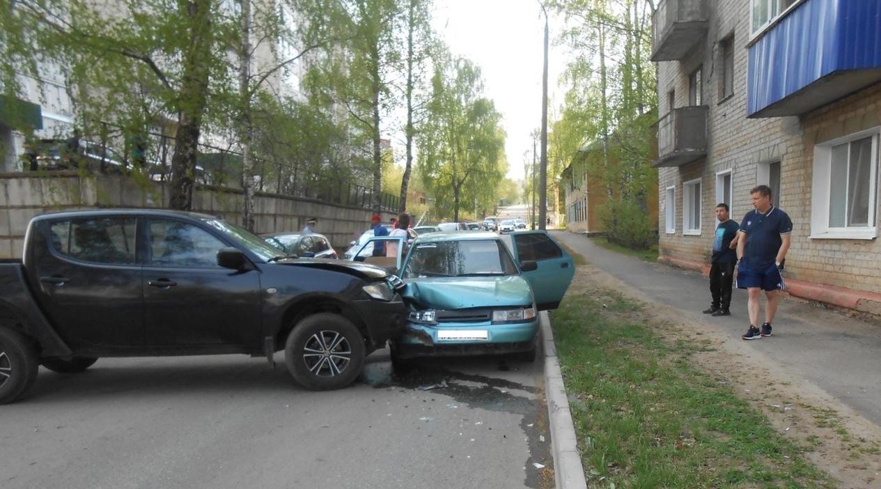 В Кирово-Чепецке Mitsubishi въехал в ВАЗ: пострадала женщина