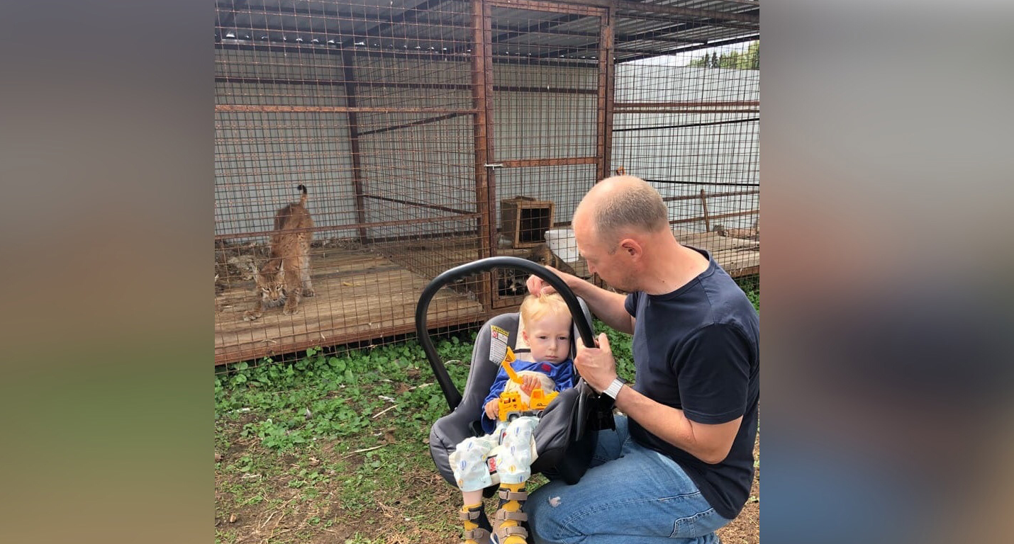 Максим Гришин с семьей посетил домашний зоопарк в Кирово-Чепецке 