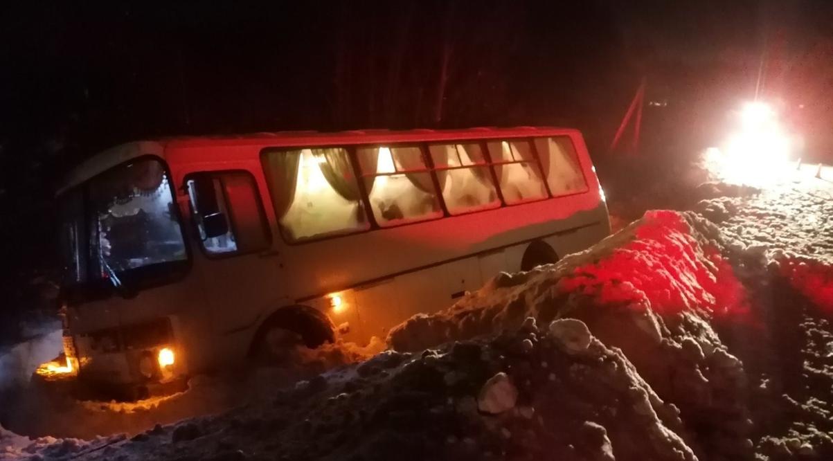 «Врач по пояс в снегу пробирался к пострадавшему»: очевидцы о ДТП с автобусом