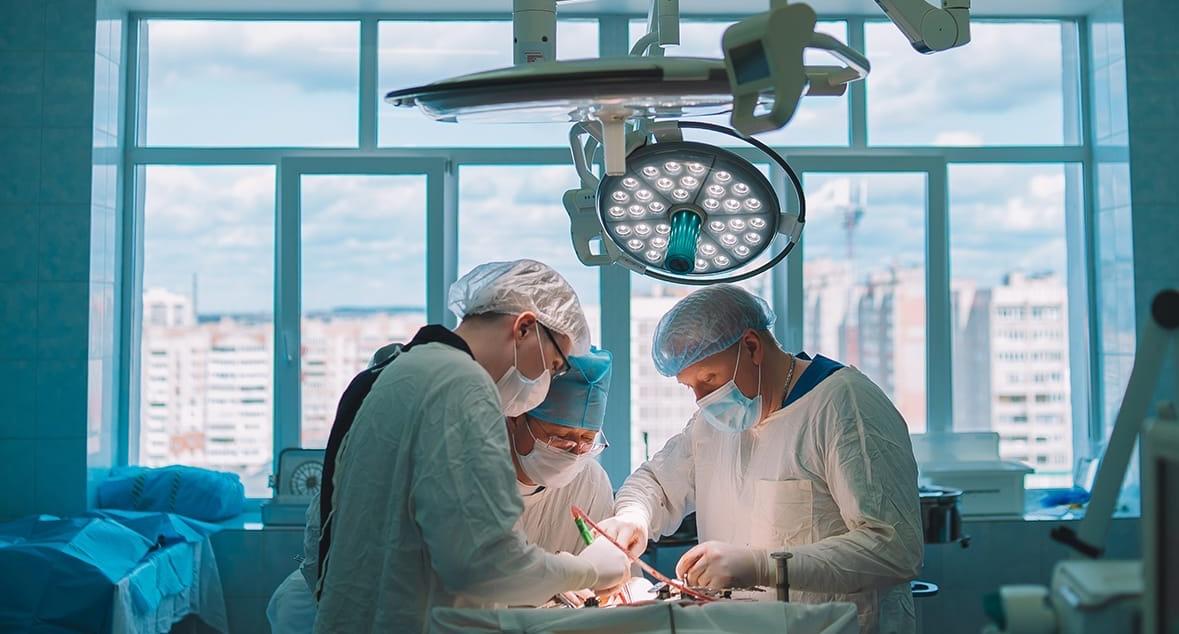 Кировские онкологи удалили 7-килограммовую опухоль у женщины