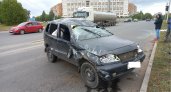 В Кирово-Чепецке от мощного удара грузовика опрокинулся внедорожник
