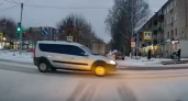 Опубликовано видео, как водитель авто потерял управление на перекрестке в Кирово-Чепецке