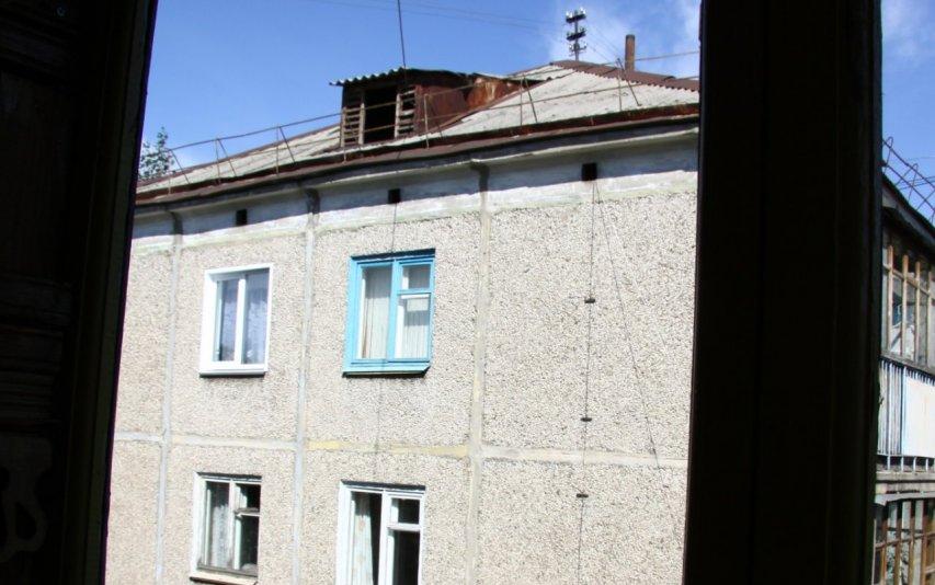 В Кировской области из окна пятого этажа выпала 3-летняя девочка