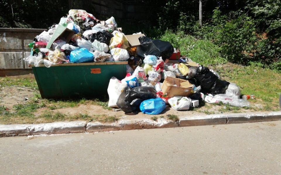 В Чепецке из-за постоянной свалки уберут контейнеры у жилого дома