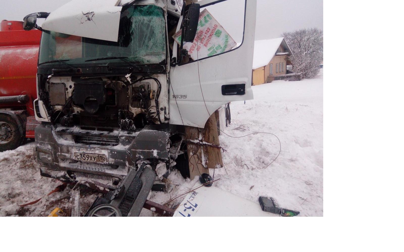 Коллеги погибшего в Чепецком районе водителя бензовоза ищут очевидцев ДТП