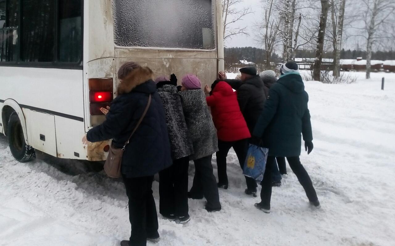 В Каринторфе пассажиры толкали застрявший в снегу автобус