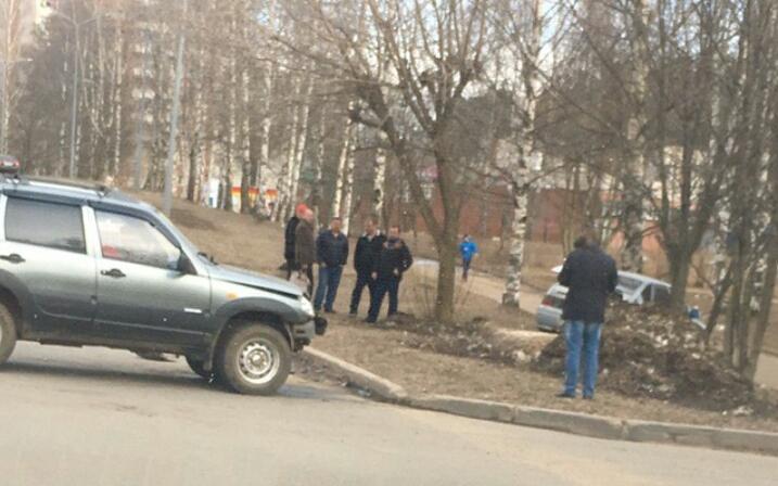 Видео: в Чепецке после столкновения с Chevrolet Niva ВАЗ отбросило на дерево