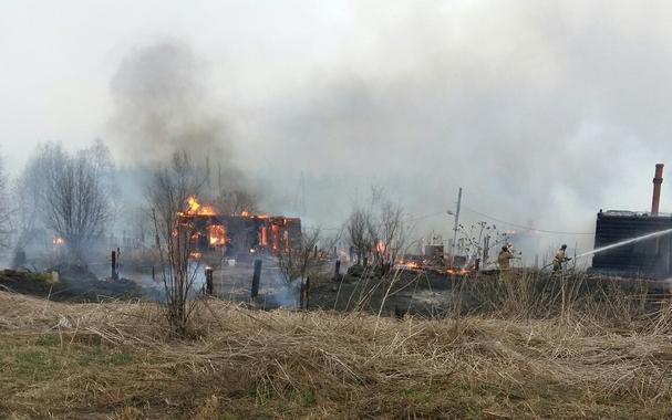 Очевидцы: «В Чепецком районе дети подожгли дом»
