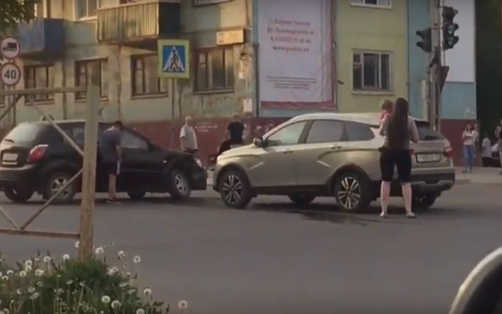 Видео: в Чепецке столкнулись две легковушки, в обеих машинах ехали дети