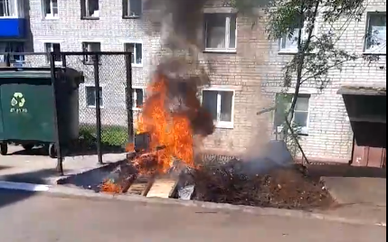 Видео: вспыхнувший мусор у баков на улице Ленина жильцы закидывали песком