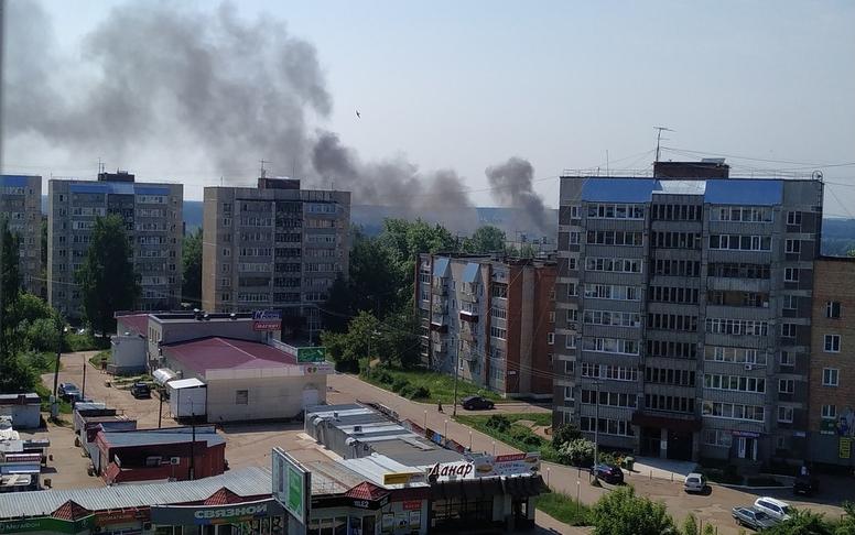 В Чепецке утром вспыхнул деревянный дом: на месте работают пожарные и медики