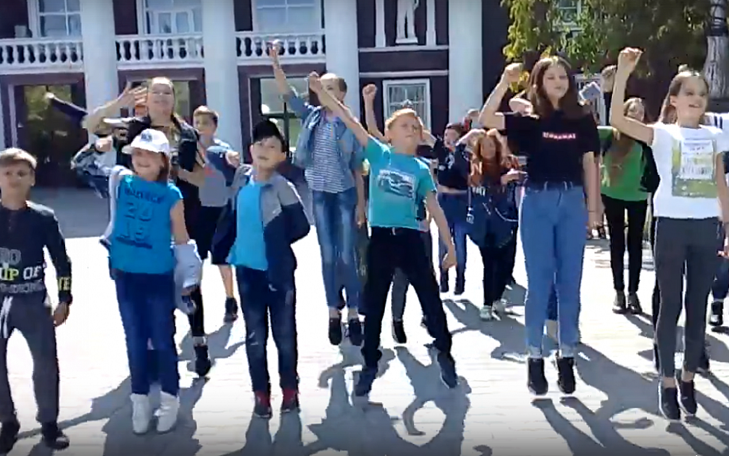 Видео: в Кирово-Чепецке школьники вернулись из лагеря и устроили флешмоб