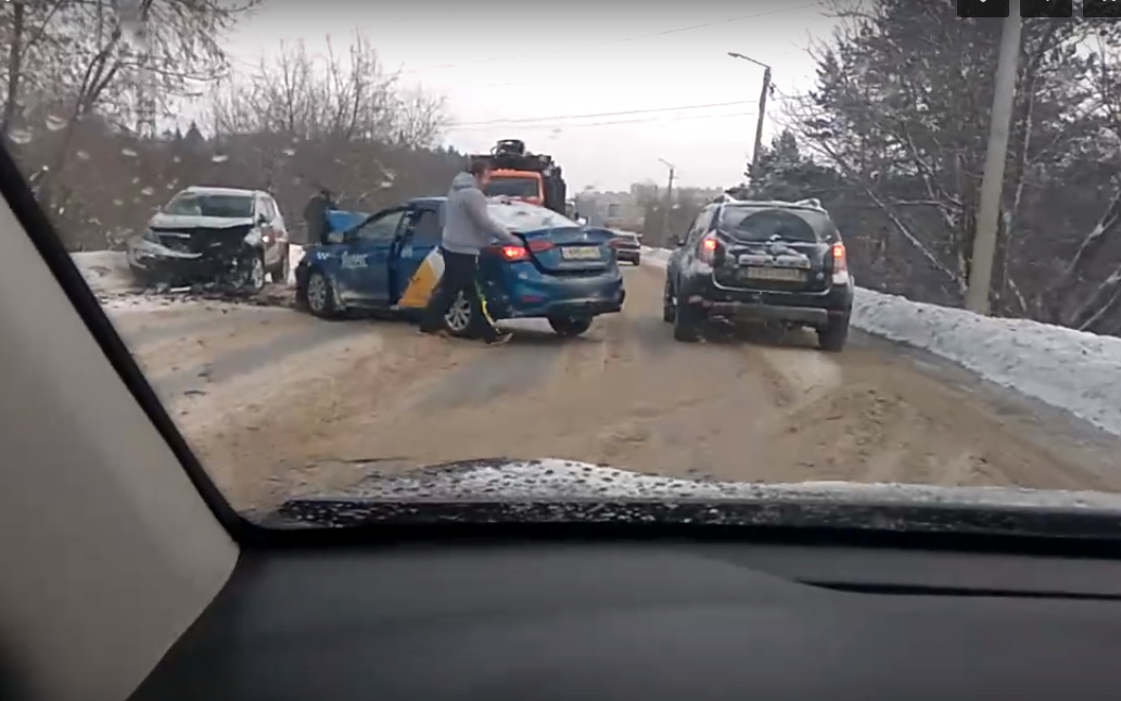 Видео: на въезде в Чепецк из-за ДТП водители стояли в километровой пробке