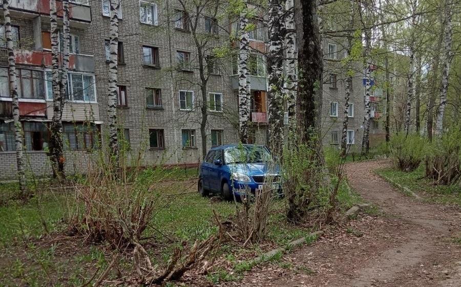 Во дворе дома на Терещенко водитель «Шкоды» протаранил бордюр и дерево: авто перевернулось