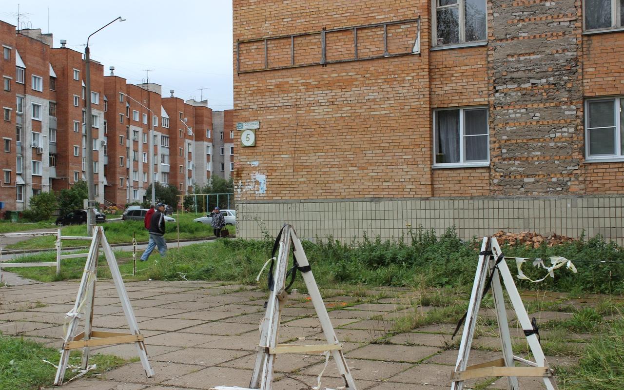 «Кирпичи падают на глазах!»: жильцы дома на Сосновой боятся за свои жизни